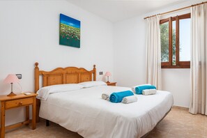 3 bedrooms, in-room safe, desk, iron/ironing board - Villa with private pool, large garden and table tennis, near Alcudia Beach (Alcúdia)