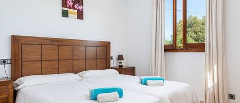 3 bedrooms, in-room safe, desk, iron/ironing board