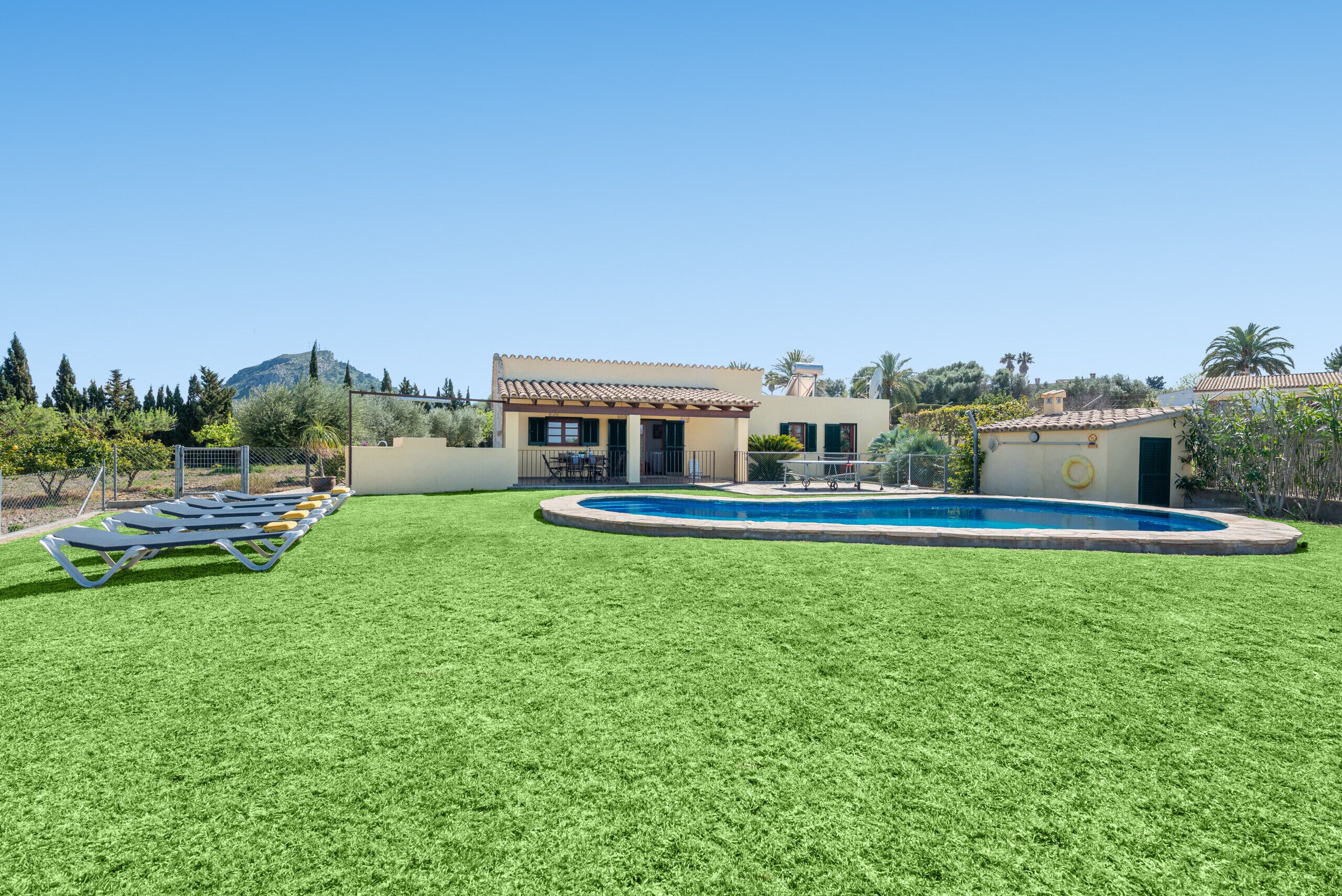 室外游泳池，日光浴躺椅