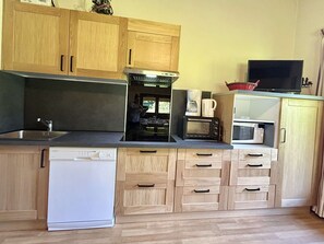 Réfrigérateur, micro-ondes, plaque de cuisson, lave-vaisselle