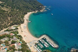 On the beach, sun-loungers, beach towels - Villa Can Toni – Sea View, Pool, Jacuzzi & A/C (Girona)