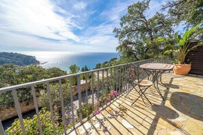 Outdoor dining - Villa Can Toni – Sea View, Pool, Jacuzzi & A/C (Girona)