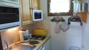 A compact kitchen with a microwave, toaster, and sink. - Duplex for 6 with Garage, Near Slopes in Crest-Voland (Crest-Voland)