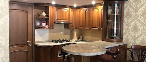 Refrigerador, microondas, tetera eléctrica y utensilios de cocina