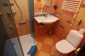 Een douche, een haardroger, handdoeken, zeep