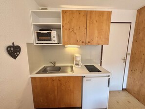 Een koelkast, een microgolfoven, een koffiezetapparaat/waterkoker