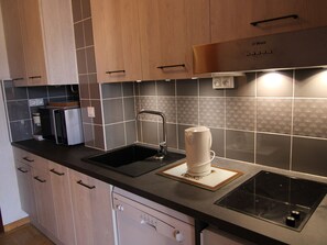 Réfrigérateur, micro-ondes, plaque de cuisson, lave-vaisselle