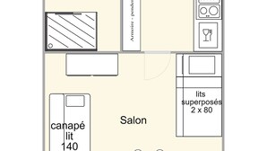 Indeling van een hotelkamer met een SAD, een kleine badkamer, een kitchenette en een salon.
