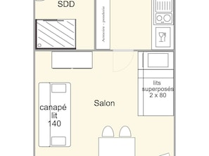 Disposição de quarto de hotel com uma SDD, banheiro pequeno, cozinha compacta e sala de estar.