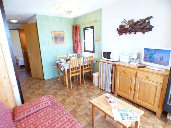 1 bedroom, iron/ironing board