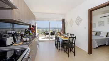 Apartamento superior | Cozinha privada | Geladeira grande, micro-ondas, fogão, cooktop