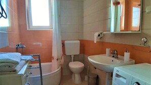 Apartment, 1 Bedroom, Smoking, Private Pool | Bilik Mandi