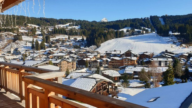 A snowy mountain village with wooden buildings and a ski slope. - Quiet 3-room Apartment Les Gets, incl. garage (Les Gets)
