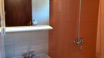 Apartment, 1 Bedroom, Smoking, Balcony | Bathroom