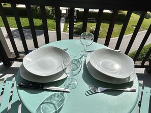 Outdoor dining - Cozy Studio with Balcony, Near Ski Lift, Pool & Tennis, Megève - Sleeps 4 (Megève)