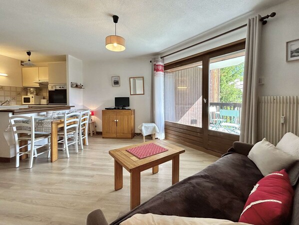 TV, offices - Cozy Studio with Balcony, Near Ski Lift, Pool & Tennis, Megève - Sleeps 4 (Megève)