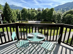 Outdoor dining - Cozy Studio with Balcony, Near Ski Lift, Pool & Tennis, Megève - Sleeps 4 (Megève)