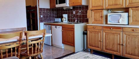 Refrigerador, microondas, lavavajillas y cafetera y tetera