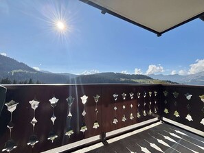 A balcony with a view of a mountainous landscape and a clear sky. - Functional studio cabin for 6 at the foot of the slopes - Parking included (Notre-Dame-de-Bellecombe)