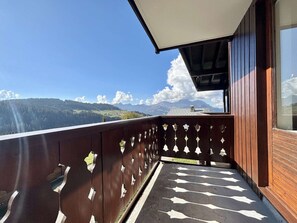 A balcony with a wooden railing and a view of a mountainous landscape. - Functional studio cabin for 6 at the foot of the slopes - Parking included (Notre-Dame-de-Bellecombe)