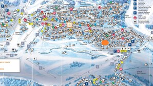 Et detaljeret kort over et skiområde med markerede stolelifter, pister og faciliteter som parkering og toiletter.