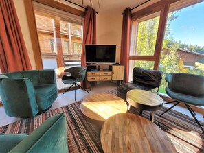 TV, fireplace - 3-bedroom apartment, south-east exposure in Les Gets, near slopes (Les Gets)