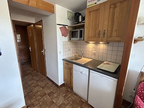 Kühlschrank, Mikrowelle, Herdplatte, Geschirrspüler