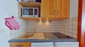 Kaffetrakter/tekoker, kjøleskap, mikrobølgeovn og kokeplater