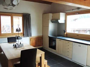 Coffee/tea maker, fridge, microwave, oven - Cozy chalet near center, Wifi, Parking, 6 pers. (Les Gets)