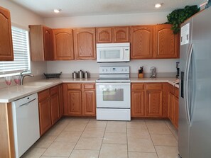 Fridge, microwave, oven, stovetop - Extra Spacious Florida Villa, 15 mins to Disney. (Davenport)