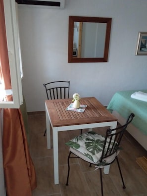 Studio (Studio Apartment) | Dining room