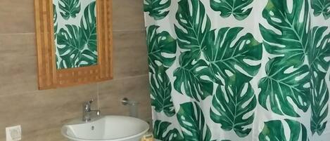 Estudio (Studio Apartment) | Baño | Regadera, amenidades de baño gratuitas, toallas