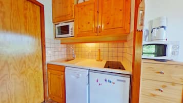 Jääkaappi, mikroaaltouuni, astianpesukone, kahvin-/teenkeitin