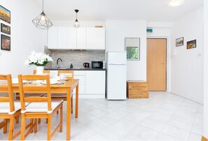 Apartamento, 1 habitación, cocina | Cocina privada | Horno, lavavajillas, trona infantil y utensilios de cocina