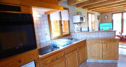 Chalet familial 4 piĂšces Ă  Les Saisies, 8 pers, proche pistes, terrasse sud/ouest, en pleine nature