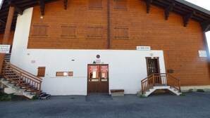 En stor byggnad av trä med en skylt som visar texten ”Le Mirantin” och en trappa som leder upp till entrén.