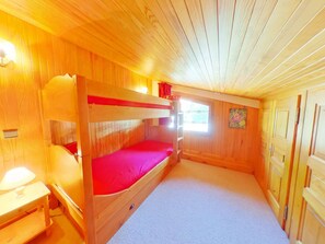 2 habitaciones y tabla de planchar con plancha 