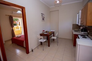 Refrigerador, horno, placa de cocina, cafetera/tetera