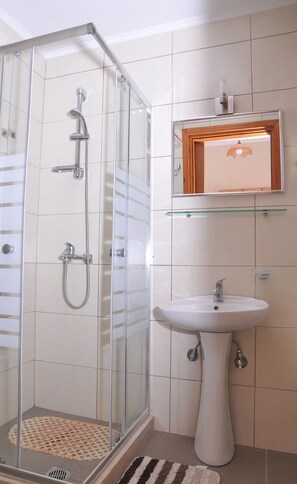 Apartamento, 1 habitación (5) | Baño | Ducha, secador de pelo, toallas y papel higiénico
