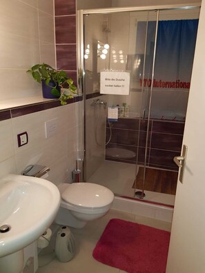 Bathroom - Pension am Messegelände (Magdeburg)