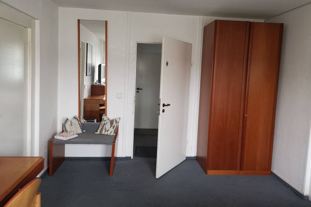 Habitación básica con 1 cama matrimonial o 2 individuales, baño compartido | Servicios de la habitación