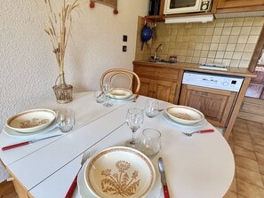 Herdplatte, Geschirrspüler, Wasserkocher mit Kaffee-/Teezubehör, Toaster
