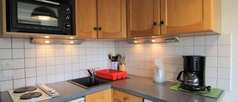 Fridge, dishwasher, coffee/tea maker, toaster