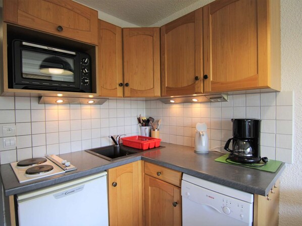 Kühlschrank, Geschirrspüler, Wasserkocher mit Kaffee-/Teezubehör