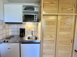 Fridge, stovetop, coffee/tea maker - Charming Studio in Demi-Quartier: Sleeps 2, Forest Views, Balcony, Ski Locker, Parking (Demi-Quartier)