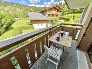 Outdoor dining - Charming Studio in Demi-Quartier: Sleeps 2, Forest Views, Balcony, Ski Locker, Parking (Demi-Quartier)