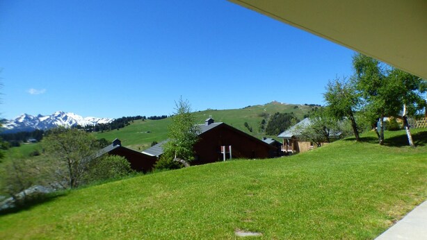 A rural landscape with a house, a clear blue sky, and a mountain range in the background. - 3-room Apartment, 2 Bedrooms, 8 ppl, Les Saisies (Les Saisies)