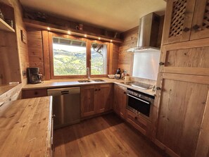 Kjøleskap, mikrobølgeovn, kokeplater og oppvaskmaskin