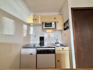 Refrigerador, lavavajillas y cafetera y tetera 
