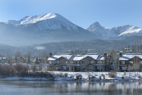 Private Lakefront Luxury in the heart of Ski Country, Mountain Views